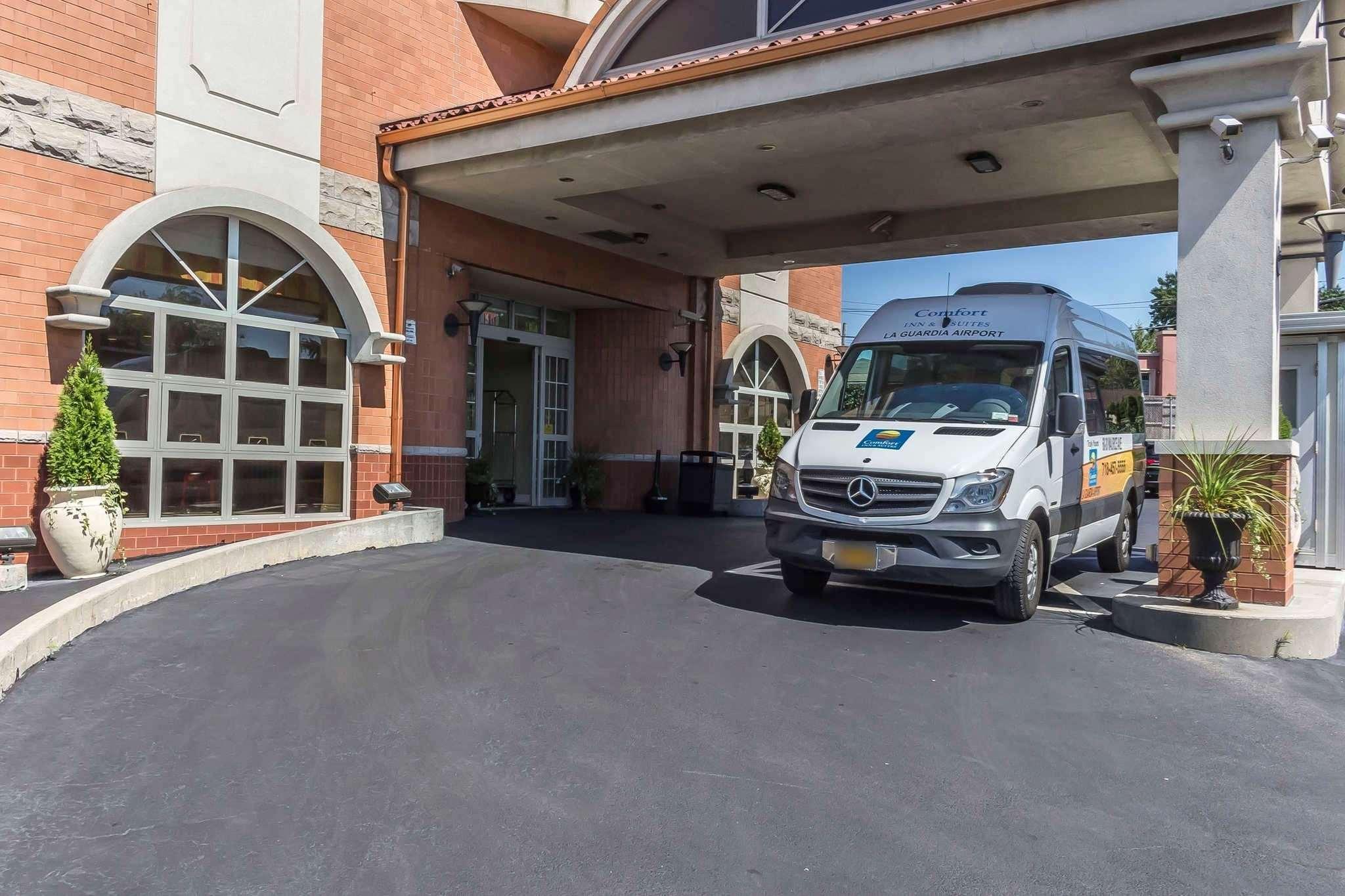 Comfort Inn & Suites LaGuardia Airport New York Exterior foto