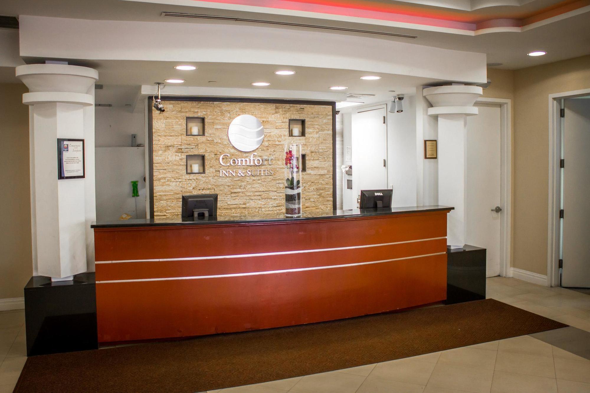 Comfort Inn & Suites LaGuardia Airport New York Exterior foto