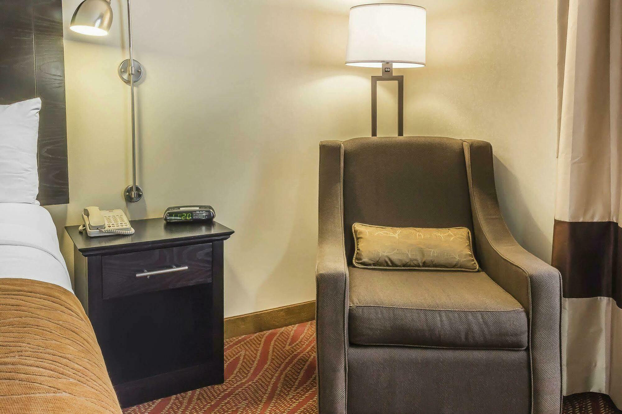 Comfort Inn & Suites LaGuardia Airport New York Exterior foto